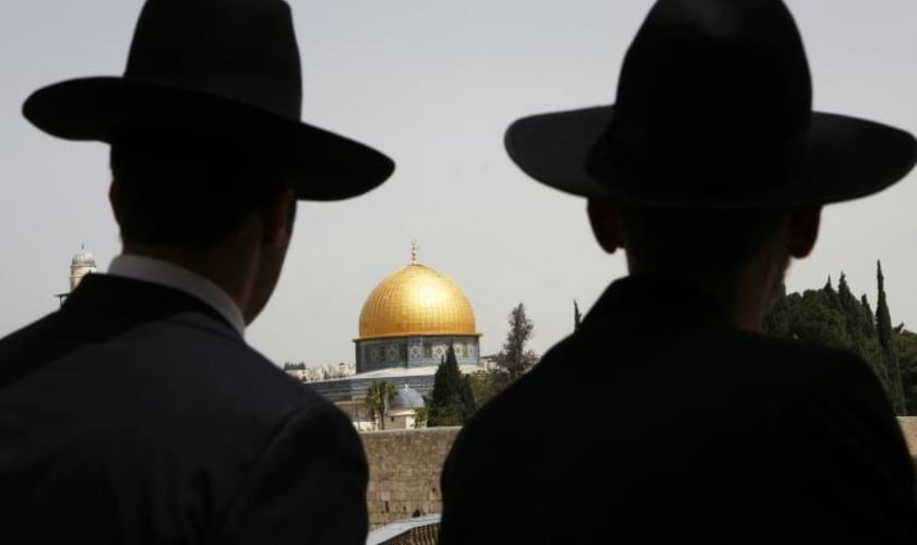 Judeus ultra-ortodoxos olhando para o Domo da Rocha na Cidade Velha de Jerusalém. (Foto: Reuters)
