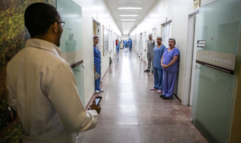 Músico canta quase todos os dias no horário de almoço no hospital. (Foto: Fabio Moraes)