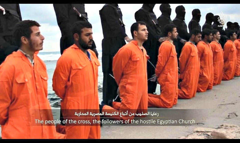 No dia 15 de fevereiro de 2015, o Estado Islâmico divulgou o vídeo com a execução de 21 cristãos em uma praia da Líbia. (Foto: Reprodução)