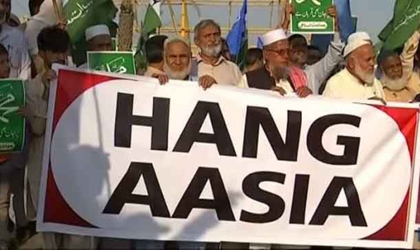 Islâmicos em protesto para exigir a execução da cristã Asia Bibi no Paquistão, em 4 de novembro de 2018. (Foto: Reprodução/YouTube)