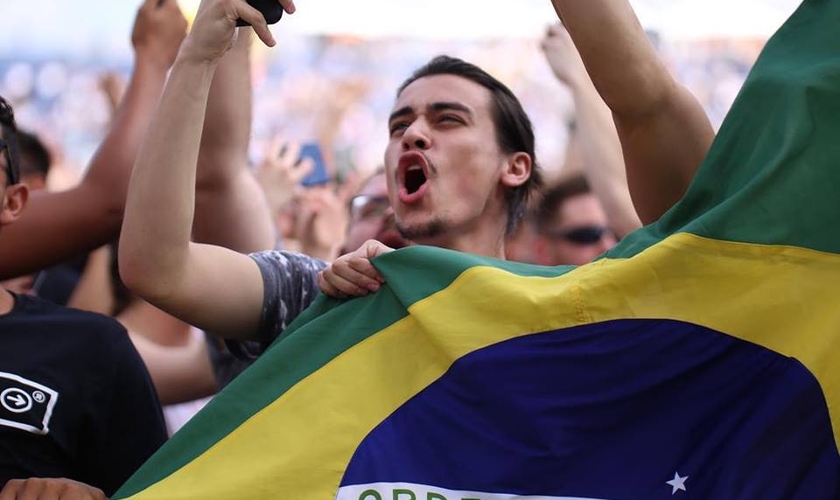 Brasileiros se reúnem com milhares de americanos para clamar por avivamento. (Foto: The Send)