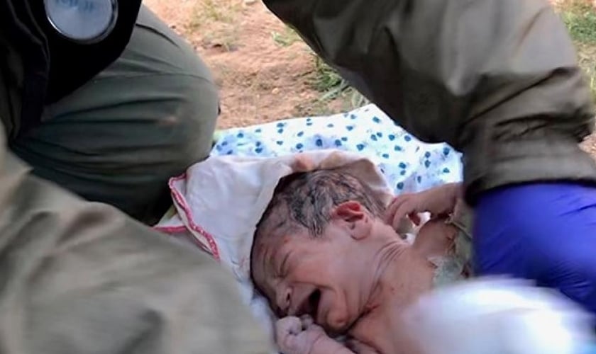 Médicos com formação militar ajudam a fazer partos de mulheres que fugiram do Estado Islâmico. (Foto: David Eubank/ Free Burma Rangers) 