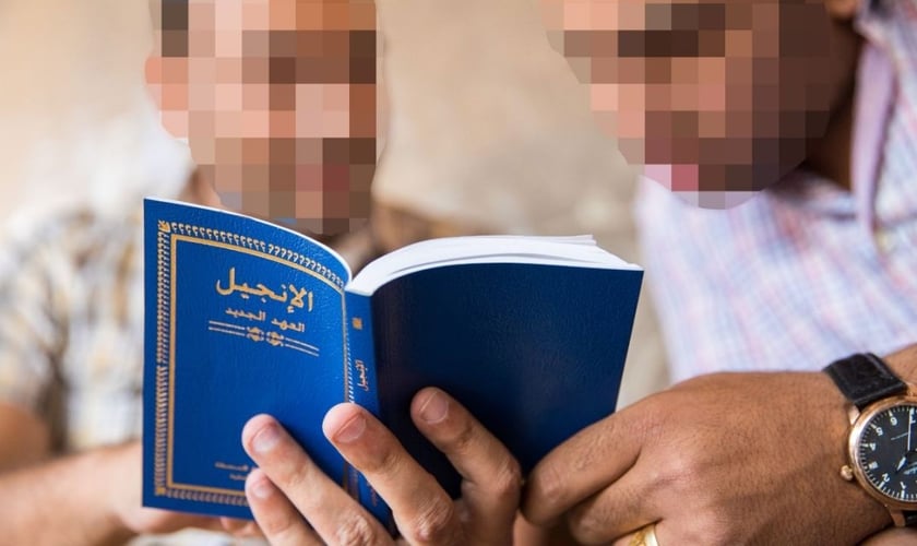 Missionário mostra tradução da Bíblia para homem no Oriente Médio. (Foto: Give to Cru)
