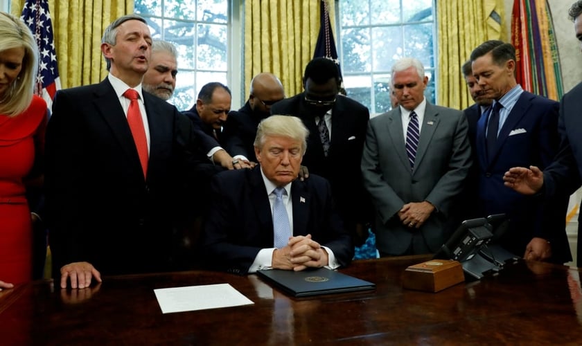 Líderes religiosos oram pelo presidente dos EUA, Donald Trump, no Salão Oval da Casa Branca. (Foto: Reuters/Kevin Lamarque)