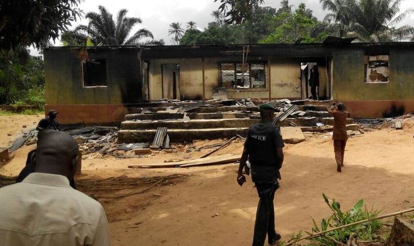 Casa incendiada por militantes Fulani na Nigéria em abril de 2016. (Foto: Reprodução/UReports)