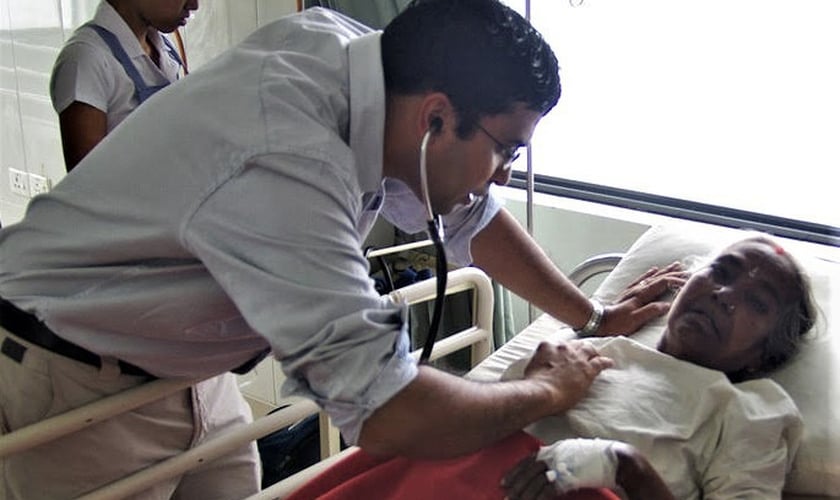 O médico missionário, o indiano Dr. Christo foi autorizado a voltar para trabalhar no Hospital Duncan, que atende população pobre da Índia. (Foto: Divulgação/Dr. Christo Thomas Philip)