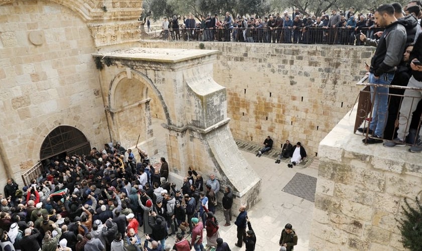 Muçulmanos palestinos entram no Portão Dourado, na Cidade Velha de Jerusalém. (Foto: Ammar Awad/Reuters)