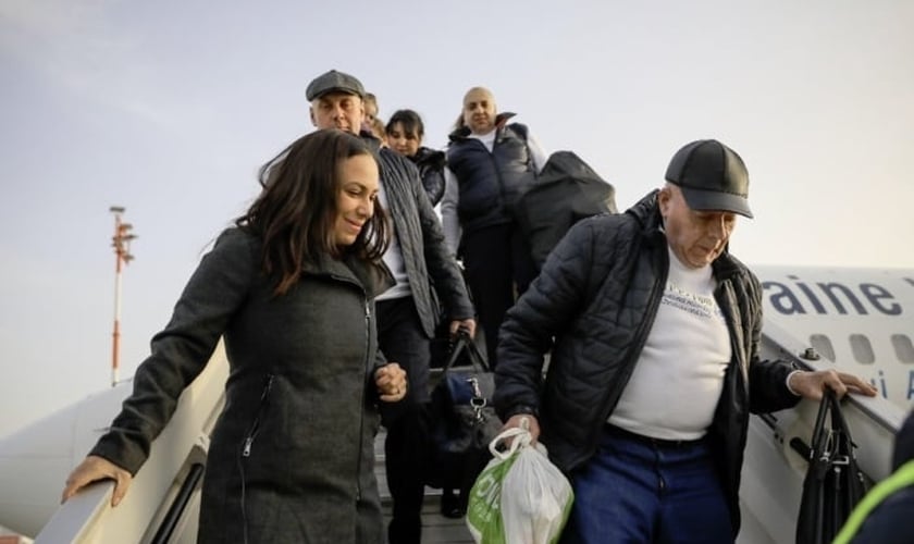 Yael Eckstein (à esquerda) recebe imigrantes judeus da Ucrânia em Israel, em fevereiro de 2019. (Foto: IFCJ)