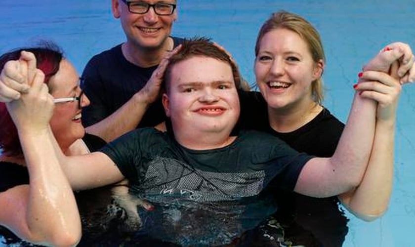 Alex Smith na piscina após o seu batismo nas águas. (Foto: Reprodução/Premier)