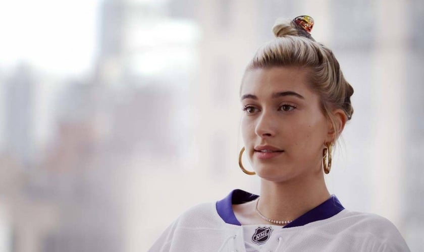 Hailey Bieber fala sobre sua fé e propósito na indústria da moda em “Now With Natalie” no canal da Hillsong. (Foto: Hillsong Channel)