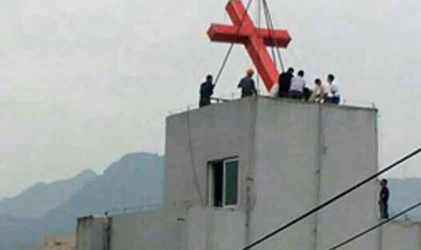 Cruz sendo retirada do topo do prédio da Igreja Cristã de Chengdong (Foto: Reprodução/ChinaAid)