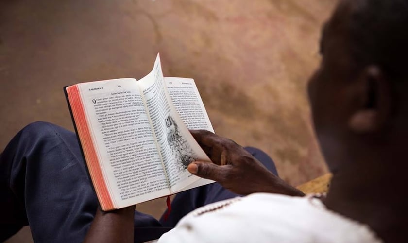 Imagem ilustrativa. Cristão vivenciou milagre ao ler a Bíblia durante ataque. (Foto: Wycliffe Bible Translators)