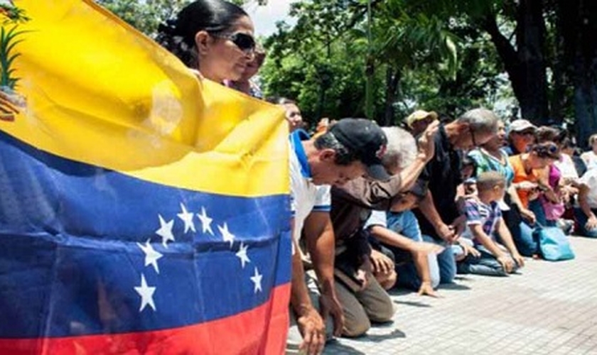 Cristãos evangélicos venezuelanos oram pelo seu país. (Foto: Divulgação/ED)