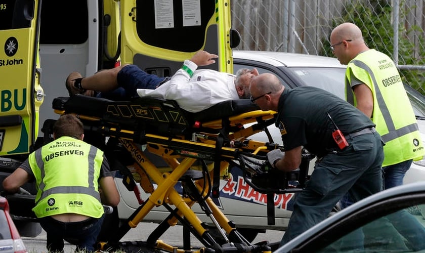Vítimas são socorridas após ataques em mesquitas na NZ. (Foto: Reprodução/Premier)
