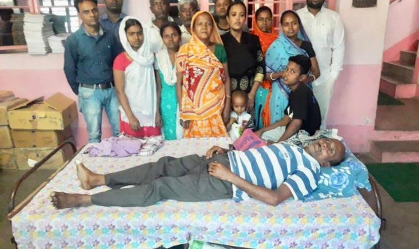Cristão agredido por radicais hindus dentro de casa. (Foto: Divulgação/Ásia News)