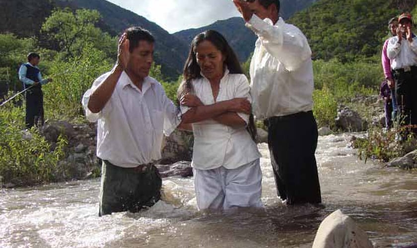 Missionários nativos batizam novos crentes em Bangladesh. (Foto: Reprodução/CAM)
