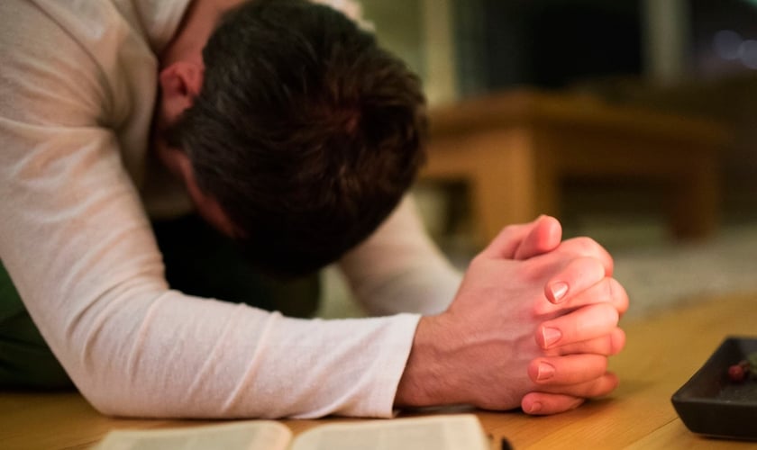 Imagem ilustrativa. Pastor foi livrado de ataque enquanto orava ajoelhado. (Foto: StockPhotos)