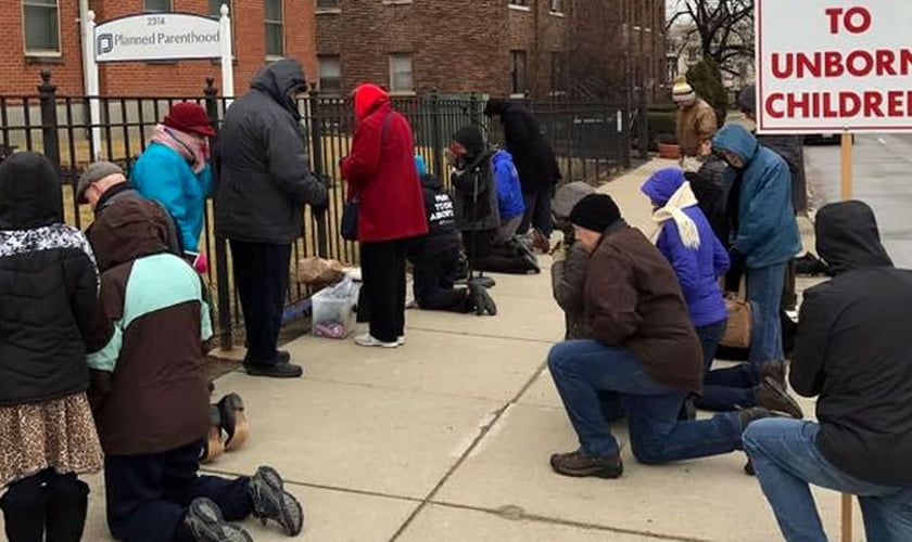 Ativistas pró-vida oram em frente a uma das clínicas de aborto da rede "Planned Parenthood", nos EUA. (Foto: 40 Days for Life)