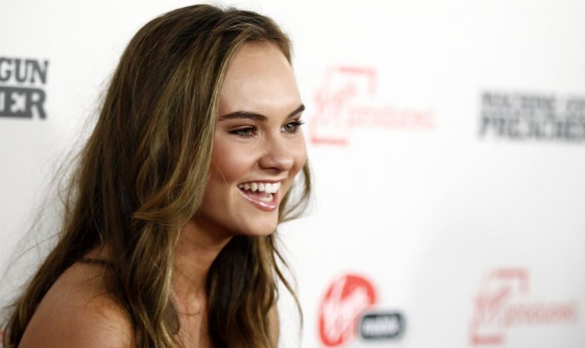 Madeline Carroll interpretou a namorada de Bart (J. Michael Finely) no filme "Eu Só Posso Imaginar". (Foto: CBN News)