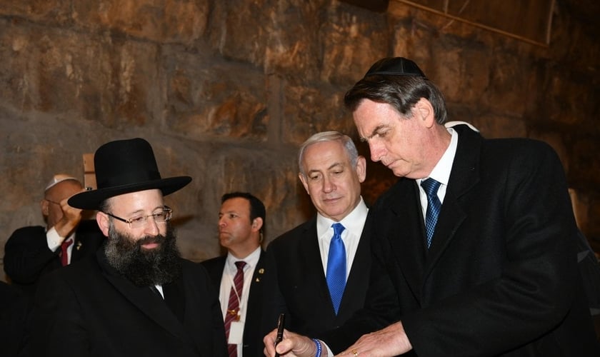 Bolsonaro assina livro em expressão de apoio à construção do Terceiro Templo em Jerusalém. (Foto: PM of Israel)