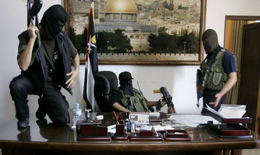 Integrantes do Hamas tomam o escritório do presidente palestino Mahmoud Abbas, em 2007 (Foto: Reprodução/AP)