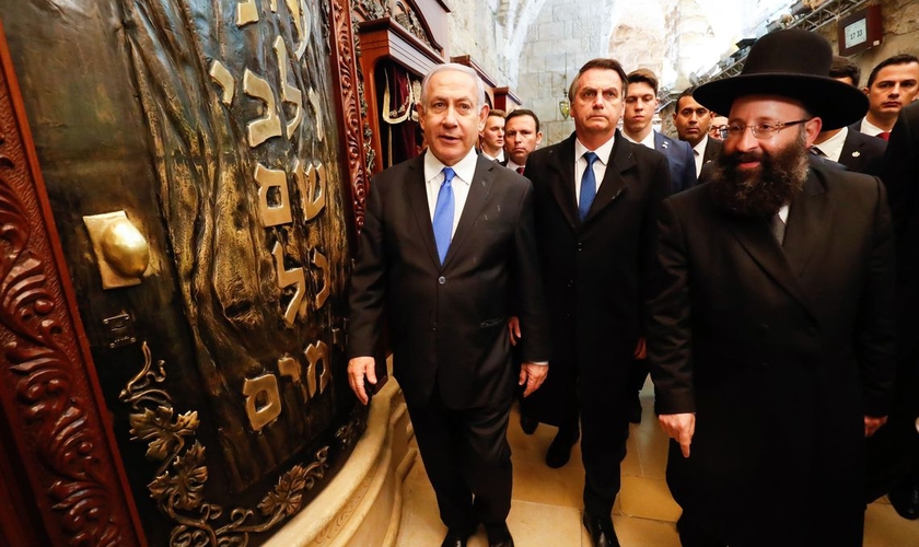 Presidente Jair Bolsonaro e o primeiro-ministro de Israel, Benjamin Netanyahu, durante visita ao Muro das Lamentações. (Foto: Alan Santos/PR)