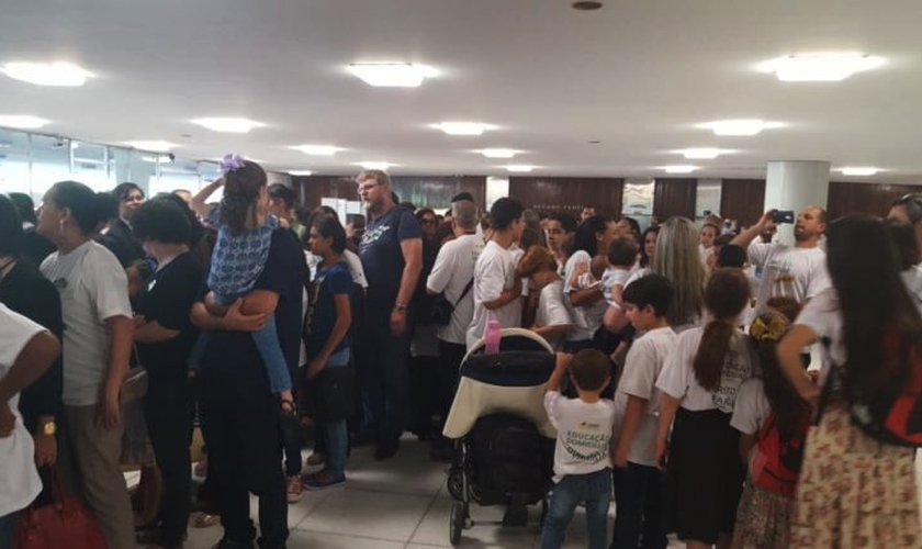 Famílias adeptas do homeschooling estiveram no Congresso nesta terça para defender a regulamentação da prática. (Foto: Edson Sardinha/Congresso em Foco)