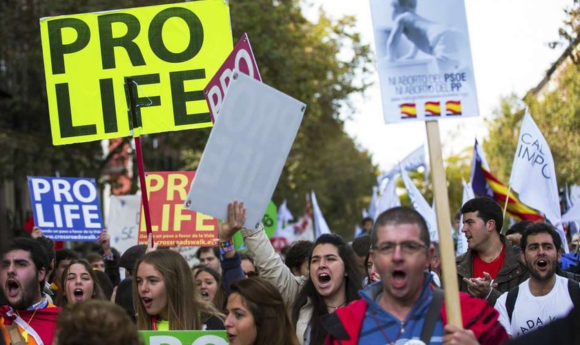 Em 2014, aproximadamente 1 milhão de pessoas foram às ruas para protestar contra o aborto na Espanha. (Foto: Sergio Pérez / Reuters)