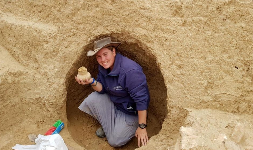 Arqueólogo segura objeto de 2.000 anos descoberto na escavação. (Foto: Divulgação/Autoridade de Antiguidades de Israel)