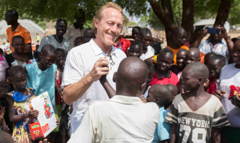 Jerome Flynn encontra crianças marcadas pela brutal guerra civil do Sudão do Sul. (Foto: Reprodução/World Vision)