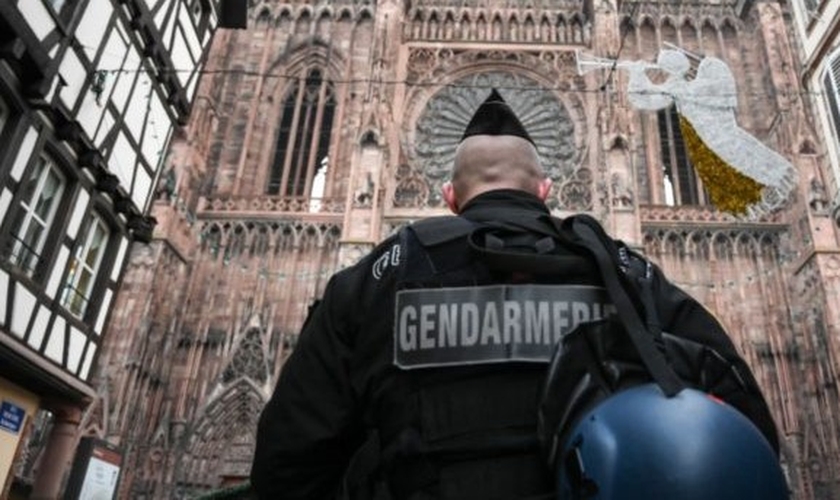 Policial se posiciona diante de igreja na França. (Foto: SEBASTIEN BOZON/AFP/Getty)