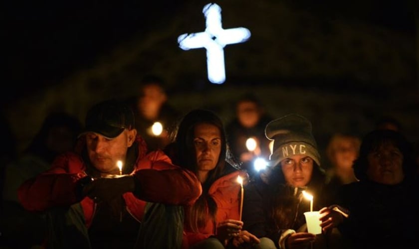Cristãos oram por vítimas de violência religiosa. (Foto: Reprodução/Renascença)