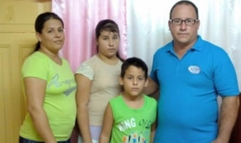 Pastor Ramon Rigal e sua esposa, Ayda Expósito com os filhos. (Foto: Michael Ireland / ASSIST News)