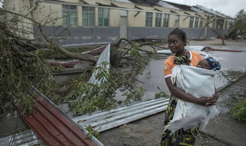 Mulher segura seu filho na cidade da Beira, devastada pelo ciclone Idai em Moçambique. (Foto: J. Estey/AP)