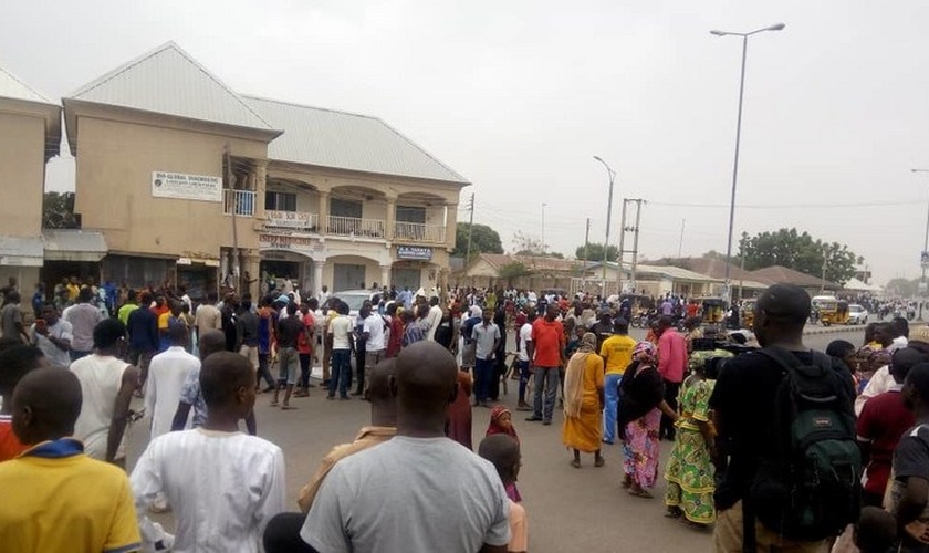 Multidão assistia à marcha dos Boys Brigade no Dia de Páscoa, em Gombe, Nigéria. (Foto: Reprodução/The Herald)