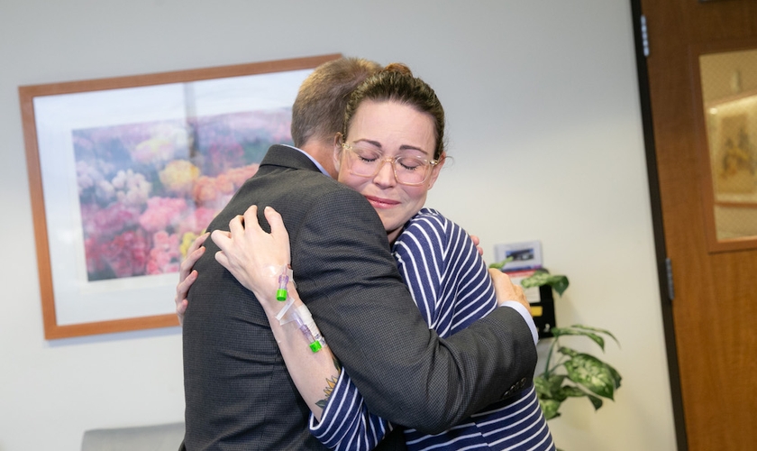 O doador de fígado, Damian Delaney, e a destinatária, Breana Shaw, se encontram pela primeira vez no Hospital Keck, em Los Angeles. (Foto: Ricardo Carrasco III/Keck Medici/TNS)