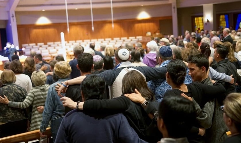 Participantes de uma vigília pelas vítimas da sinagoga Chabad em Poway, na Igreja Presbiteriana da Comunidade Rancho Bernardo. (Foto: AFP/Sandy Huffaker)