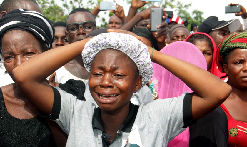 Parentes de cristãos mortos por pastores islâmicos Fulani na Nigéria choram em funeral. (Foto: Emmy Ibu/AFP/Getty Images)