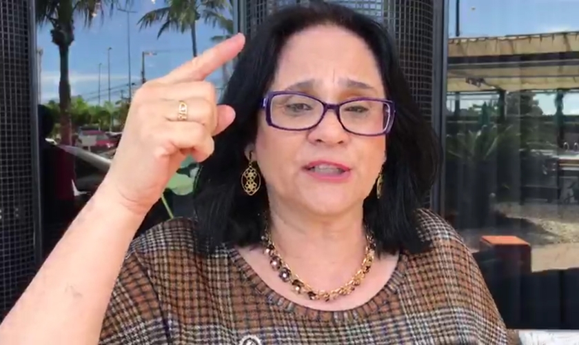 Ministra Damares grava vídeo em Aracajú: “Fico no governo até quando o presidente Bolsonaro quiser”. (Foto: Reprodução/Vídeo)