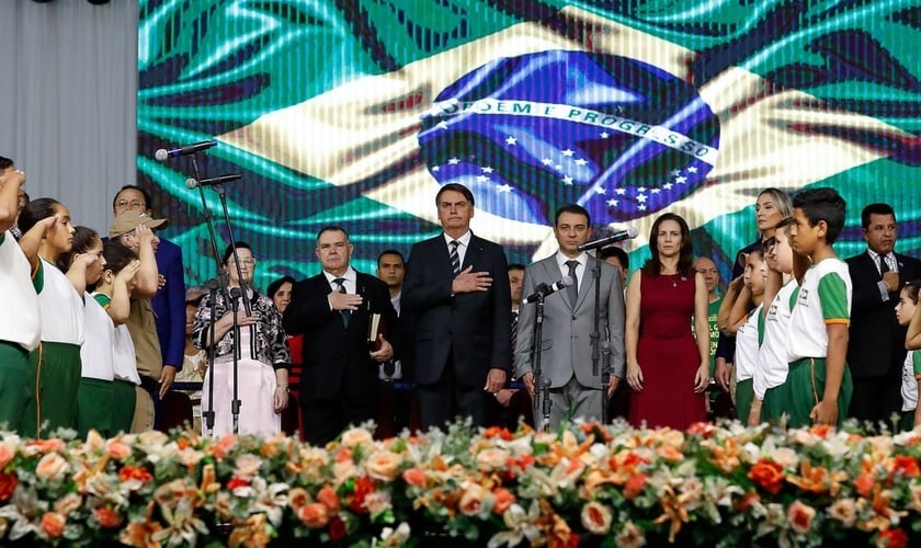 Presidente Bolsonaro ouve a execução do Hino Nacional na abertura oficial do 37º Gideões Missionários. (Foto: Alan Santos/PR)