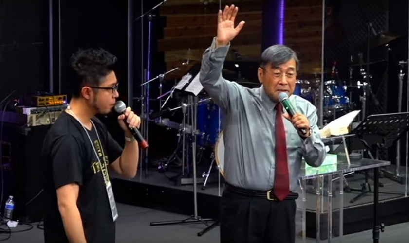 Pastor Hiraoka Shuuji (direta) alerta para a urgência de um movimento missionário no Japão. (Foto: YouTube/Reprodução)
