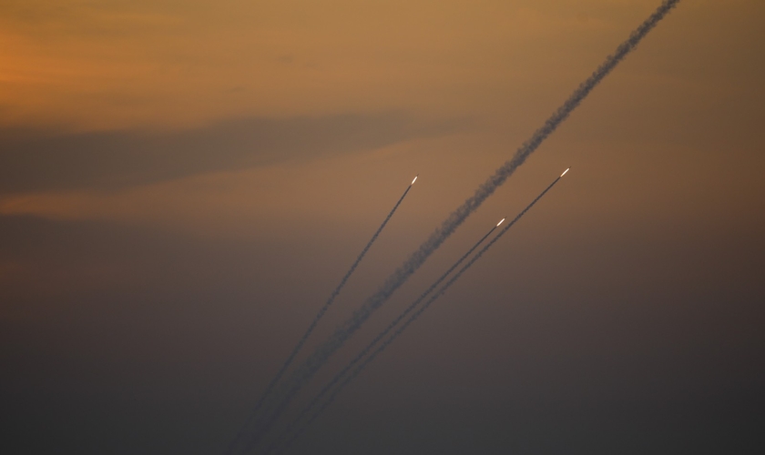 Foguetes são lançados da Faixa de Gaza em direção a Israel na noite deste domingo. (Foto: Ariel Schalit/AP)