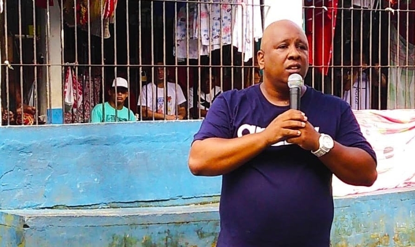 MC Dentinho prega e canta para detentos em presídio do Pará. (Foto: Divulgação)