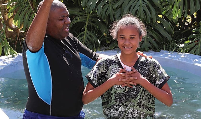 Mais de 1.300 pessoas foram batizadas no Zimbábue no ano passado, através dos esforços do ERC. (Foto: Southern Tidings)