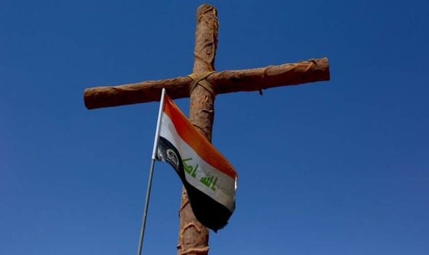 Cruz e bandeira do Iraque. (Foto: Reprodução/Jewan Abdi)
