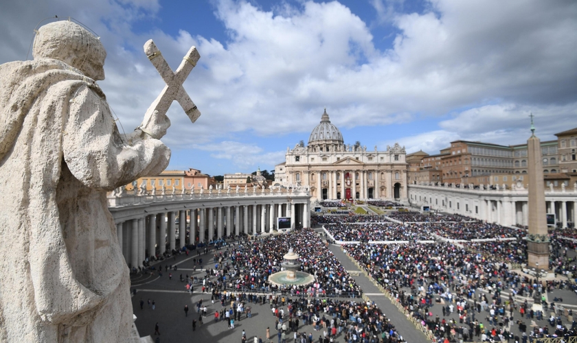 Imagem de arquivo mostra milhares de fiéis reunidos na praça da basílica de São Pedro. (Foto: Pier Paolo Cito/AP)