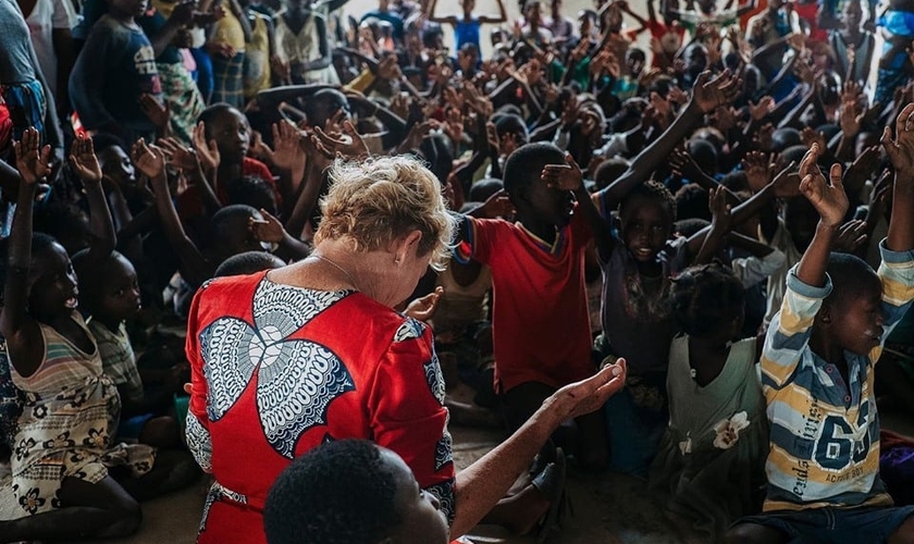 Missionária Heidi Baker em momento de oração com crianças em Moçambique. (Foto: Facebook/Heidi Baker)