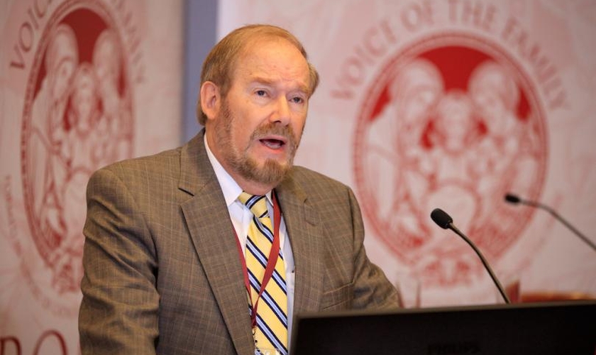 Steven Mosher, fundador e presidente do Population Research Institute, acusa China de extrair õrgãos de pessoas vivas. (Foto: Reprodução/LifeSite)