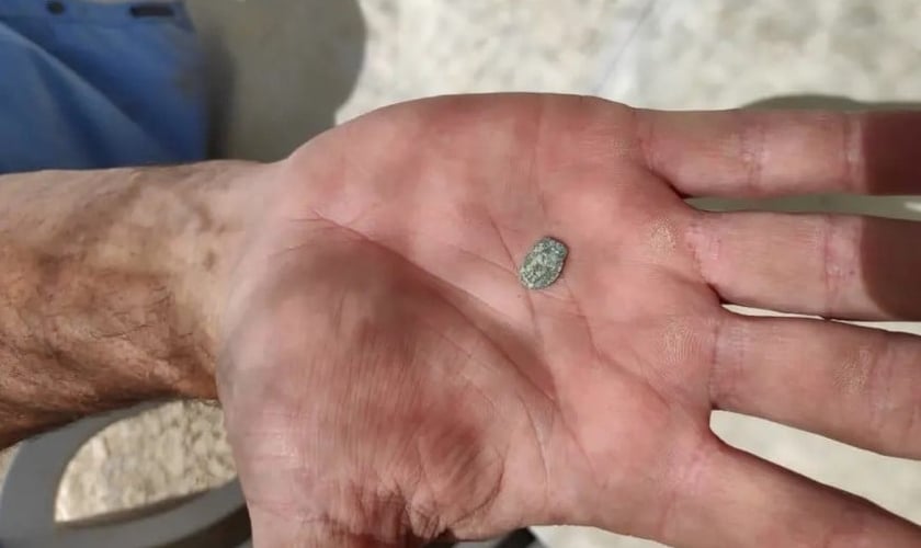 Moeda da era Hasmonean encontrada em uma escavação arqueológica em Shiloh, em junho de 2019. (Foto: Reprodução/Binyamin Spokesperson's Unit)