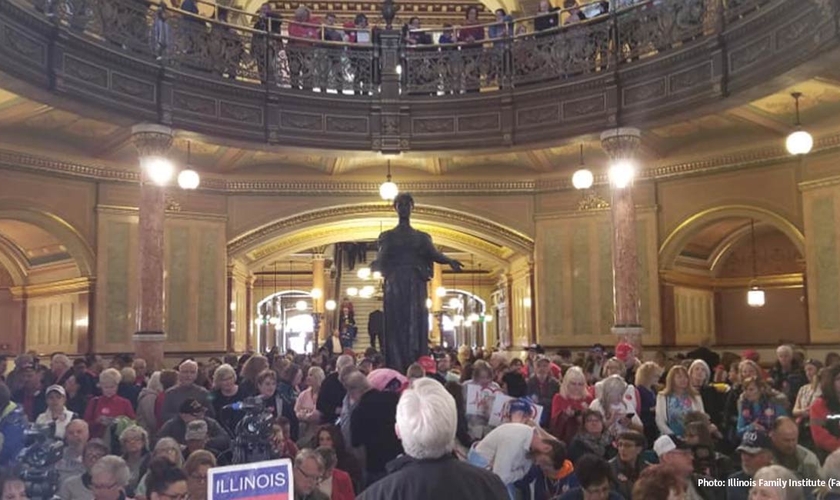 Parlamento de Illinois com pessoas pró-vida protestando contra o aborto instituído no estado em todas as fases da gravidez. (Foto: Illinois Family Institute/Facebook)